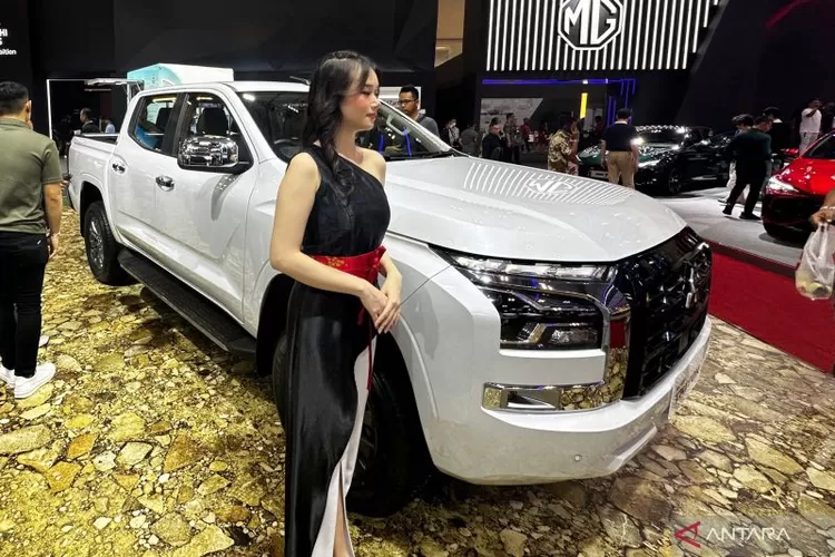 Mitsubishi All New Triton dipamerkan pada pameran otomotif GAIKINDO Indonesia International Auto Show (GIIAS) 2024 di ICE BSD, Tangerang, Banten, Kamis (18/7/2024).  (ANTARA/Pamela Sakina)