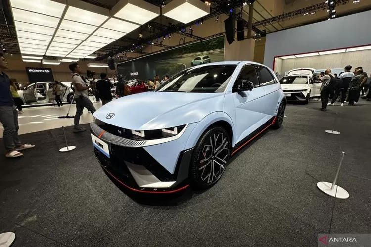 Hyundai IONIQ 5N yang dipamerkan pada GAIKINDO Indonesia International Auto Show (GIIAS) 2024 di ICE BSD, Tangerang, Banten, Kamis (18/7/2024).  (ANTARA/Pamela Sakina)