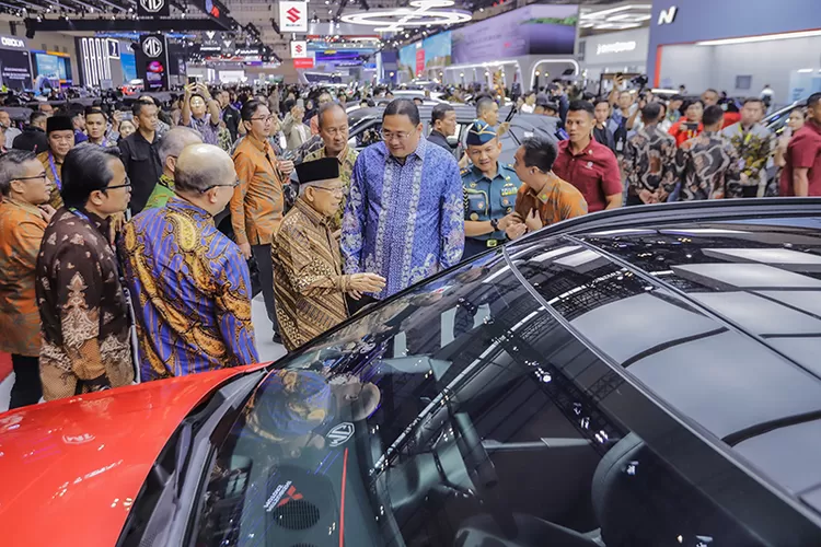  Wakil Presiden Ma&rsquo;ruf Amin sedang melihat All New KONA Electric di booth Hyundai di GIIAS 2024.  (Foto: Dok. Istimewa)