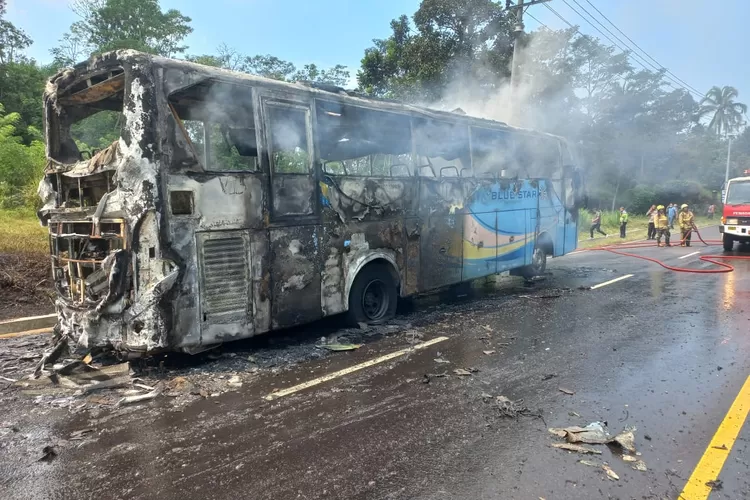 Bangkai Bus Blue Star yang Ludes Terbakar (Foto: Dok Humas Polres Salatiga)