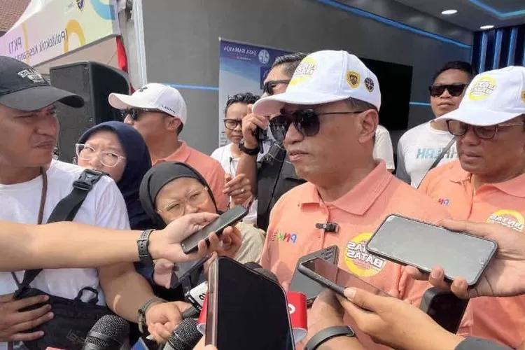 Menteri Perhubungan (Menhub) Budi Karya Sumadi diwawancara awak media di sela Kick Off Pekan Nasional Keselamatan Jalan (PNKJ) 2024 di Jakarta, Minggu (21/7/2024).  (ANTARA/Harianto)