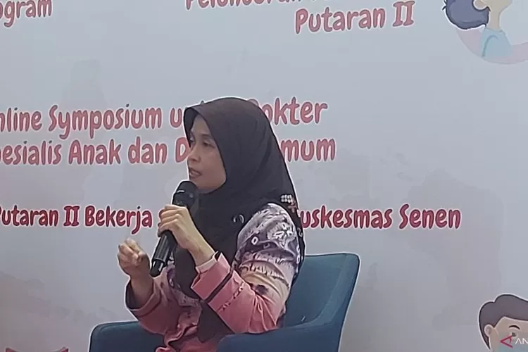  Ketua Unit Kerja Koordinasi Tumbuh Kembang Pediatri Sosial Ikatan Dokter Anak Indonesia (IDAI) Prof. Dr. dr. Rini Sekartini saat diskusi dengan tenaga kesehatan, kader posyandu dan awak media di Gedung IDAI, Salemba, Jakarta Pusat, Selasa (23/7/2024).  (ANTARA/Abdu Faisal)