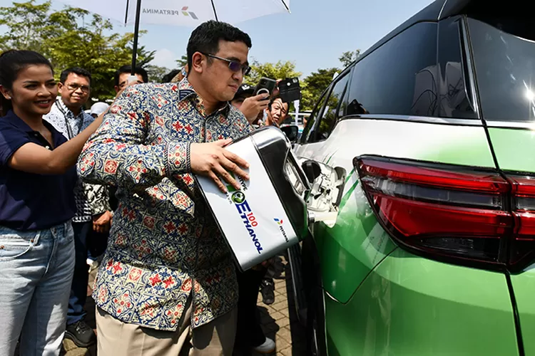SVPTechnology &amp; Innovation Pertamina Oki Muraza melakukan pengisian secara simbolis bahan bakar Bioethanol pada acara Pengisian Perdana Bioethanol Sorgum Pertamina &amp; Toyota yang diselenggarakan di ICE BSD, Tangerang pada Rabu (24/7/2024).  (Dok Pertamina)