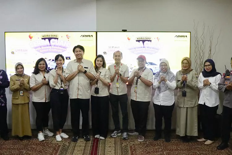 Foto bersama usai pengumuman pemenang program Umrah untuk Sahabat yang diprakarsai Adira Finance.  (Dok. Adira Finance)