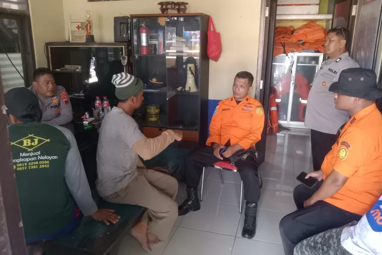 Tim SAR melakukan pencarian nelayan yang hilang di perairan Tegal.  (Foto: Dok. SAR Semarang)