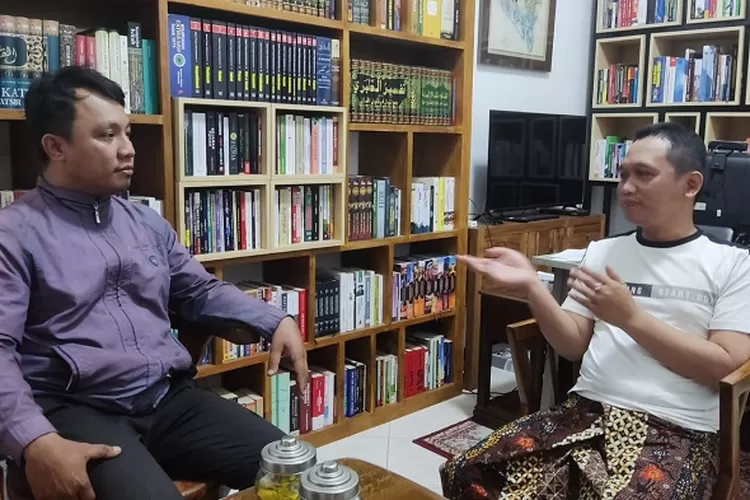 Thoriqul Haq atau Cak Thoriq Calon Bupati Lumajang Petahana menerima kunjungan Pimred kelumajang.com Harry Purwanto di kediamannya Omah Suko, Jalan Kalimas, Kelurahan Rogotrunan Kota Lumajang, Rabu (24/7/2024) malam.  (Dok kelumajang.com)