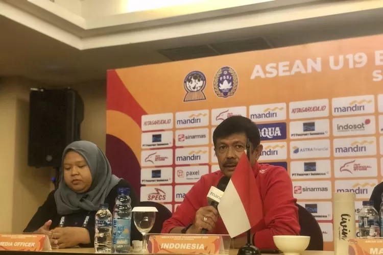 Pelatih Timnas Indonesia U-19 Indra Sjafri saat hadir pada sesi jumpa pers di Surabaya, Jumat (26/7/2024), menjelang laga semifinal Piala AFF U-19 atau ASEAN U-19 Boys Championship 2024 melawan Malaysia U-19 di Stadion Gelora Bung Tomo, Surabaya, Sabtu (27/7/2024).  (ANTARA/Zaro Ezza Syachniar)