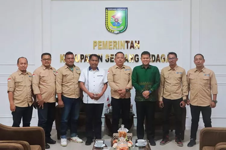 Pasangan Bupati-Wakil Bupati Sergai Darma Wijaya - Adlin Tambunan saat menerima silaturahmi TIMENEWS mitra Promedia.  (Dok TIMENEWS)