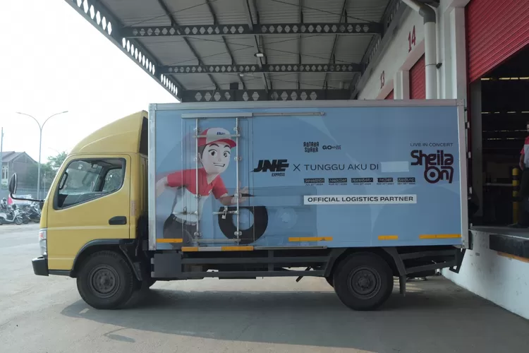 Armada JNE Express menjadi mitra logistik resmi konser Sheila On 7 'Tunggu Aku Di' yang digelar di lima kota besar di Indonesia.  (Foto: Dok. Istimewa)