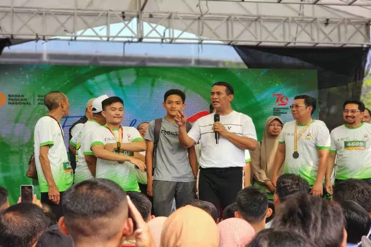 Menteri Pertanian (Mentan) Andi Amran Sulaiman (tiga kanan) didampingi Kepala Bapanas Arief Prasetyo Adi (kedua kanan), memberi sambutan dalam Festival Pangan Nusantara Badan Pangan Nasional (Bapanas) di Glora Bung Karno (GBK) Jakarta, Minggu (28/7/2024).  (ANTARA/HO-Humas Kementan )