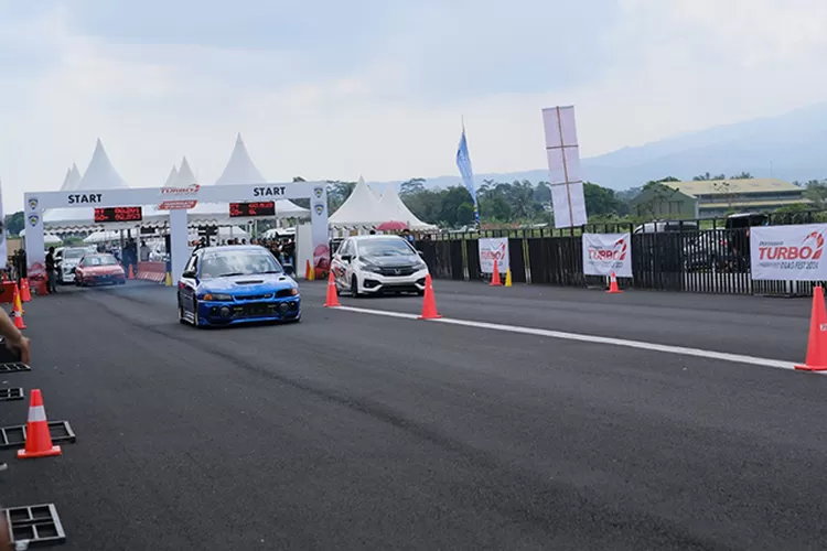 Pembalap adu kecepatan pada Pertamax Turbo Drag Fest di Tasikmalaya, Minggu (28/7/2024). (Dok Pertamina Patra Niaga)
