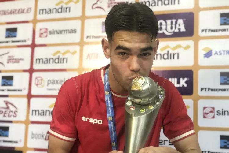 Striker Timnas Indonesia U-19 Jens Raven berpose pada sesi jumpa pers setelah ia membawa Indonesia mengalahkan Thailand U-19 pada laga final dengan skor 1-0 dan menjuarai Piala AFF U-19 atau ASEAN U-19 Boys Championsip 2024 di Stadion Gelora Bung Tomo, Surabaya, Senin (29/7/2024).  (ANTARA/Zaro Ezza Syachniar)