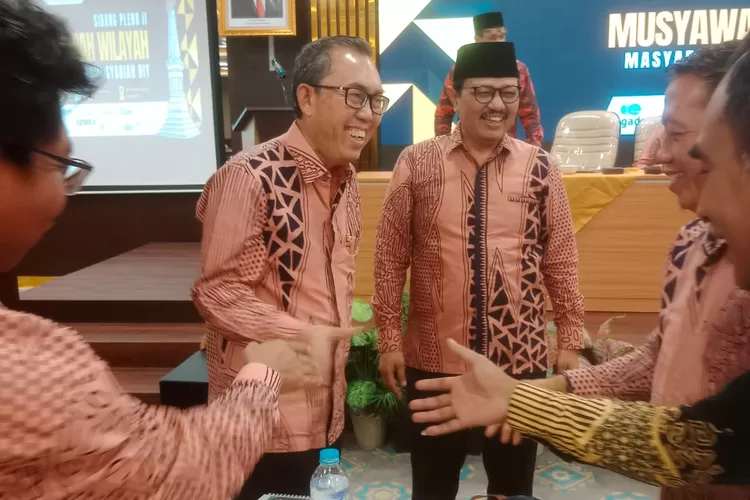 Prof Edy Suandi Hamid (dua dari kiri) mendapat ucapan selamat setelah terpilih secara aklamasi sebagai Ketua Umum Masyarakat Ekonomi Syariah (MES) DIY periode 2024-2027 dalam Muswil di Yogya, Sabtu (27/7). (Foto: Dok. Istimewa)