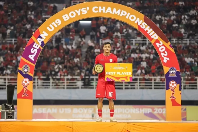 Pesepak bola Timnas Indonesia Dony Tri Pamungkas saat menerima penghargaan pemain terbaik Piala ASEAN U-19 Boys Championship atau AFF U-19 di Stadion Gelora Bung Tomo, Surabaya, Jawa Timur, Senin (29/7/2024). Indonesia mengalahkan Thailand dengan skor 1-0 dan menjadi juara Piala AFF U-19. (ANTARA FOTO/Rizal Hanafi)