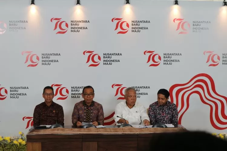  Plt. Kepala Otorita IKN/Menteri Pekerjaan Umum dan Perumahan Rakyat (PUPR) Basuki Hadimuljono memberikan keterangan pers di Gedung Kementerian Sekretariat Negara Jakarta, Kamis (1/8/2024).  (ANTARA/Rangga Pandu Asmara Jingga)