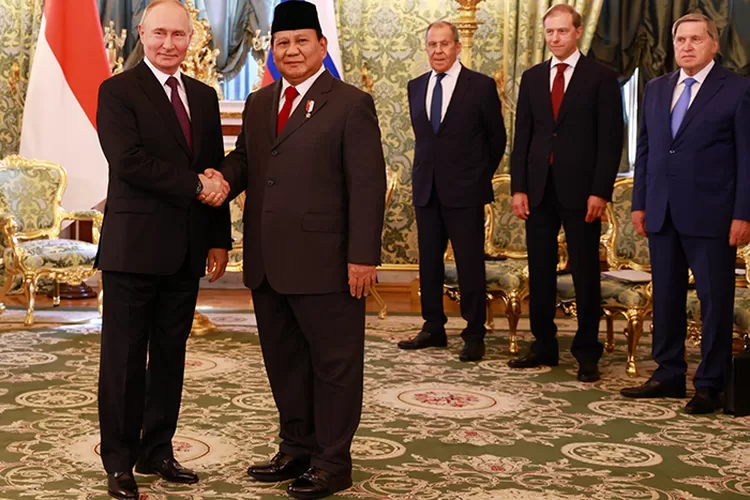 Prabowo bersalaman dengan Presiden Rusia Vladimir Putin. (Tim Prabowo)