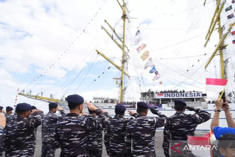 Prajurit Komando Armada II TNI Angkatan Laut di Dermaga Madura Koarmada II, Ujung, Surabaya, Jawa Timur, Kamis (1/8/2024) melepas keberangkatan KRI Bima Suci yang memulai misi diplomasi dan muhibahnya ke sejumlah negara selama 90 hari sampai 30 Oktober 2024.  (ANTARA/HO-Dinas Penerangan Komando Armada)