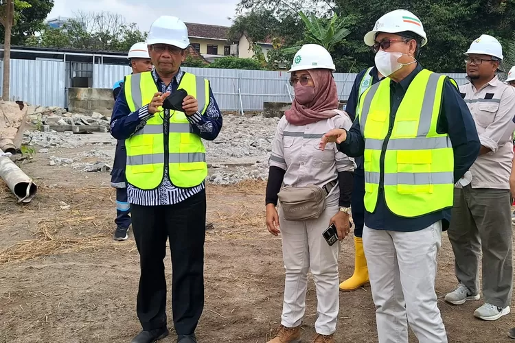 Ketua Pengurus Yayasan Mataram Yogyakarta, Prof. Mohammad Mahfud MD. (kiri), saat meninjau pelaksanaan pembangunan Kampus Terpadu Universitas Widya Mataram (UWM), Kamis (1/8/2024).  (Foto: Dok. Istimewa)