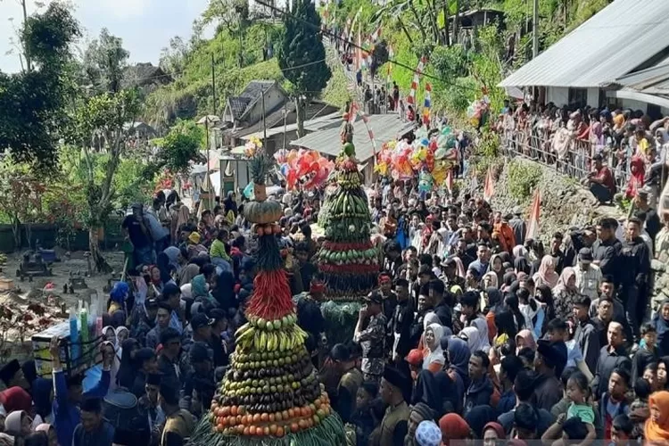 Ratusan warga di Lereng Gunung Merbabu mengarak gunungan sebelum diperebutkan di Desa Candisari, Kecamatan Gladagsari, Kabupaten Boyolali, Jawa Tengah, Jumat (2/8/2024).  (ANTARA/HO-Kantor Humas Boyolali)
