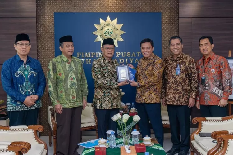 Direktur Utama BTN Nixon LP Napitupulu (ketiga dari kanan) dan Ketua Umum PP Muhammadiyah Haedar Nashir (ketiga dari kiri) bersama jajaran manajemen BTN dan PP Muhammadiyah dalam acara silaturahmi di di Yogyakarta, Jumat (2/8/2024).  (ANTARA/HO-Humas BTN)