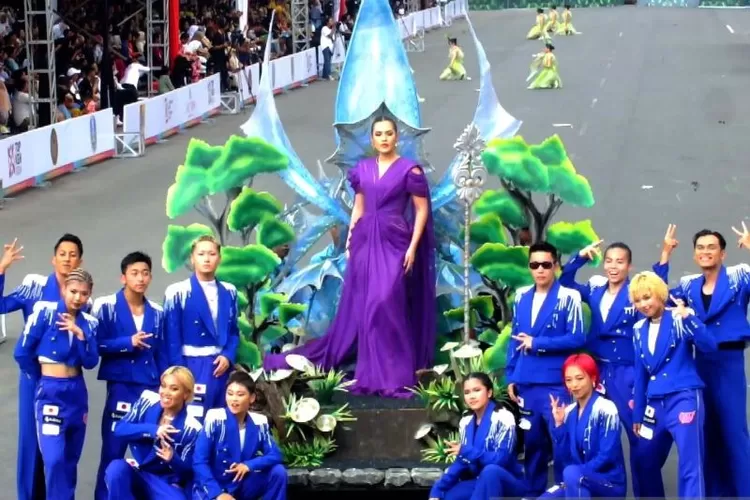 Penyanyi Raisa Andriana berpose bersama dancer Kadokawa Dreams dalam even JFC pada Minggu (4/8/2024) petang.  (ANTARA/Zumrotun Solichah)