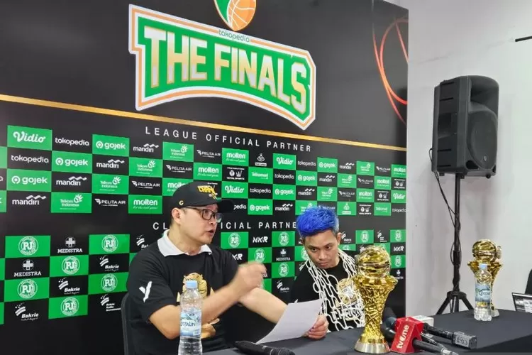 Pelatih Pelita Jaya Johannis Wimar (kiri) dan pemain Pelita Jaya Andakara Prastawa menghadiri konferensi pers setelah pertandingan final gim ketiga IBL 2024 di Indoor Stadium Sport Complex, Kabupaten Tangerang, Minggu (4/8/2024).  (ANTARA/RAUF ADIPATI)