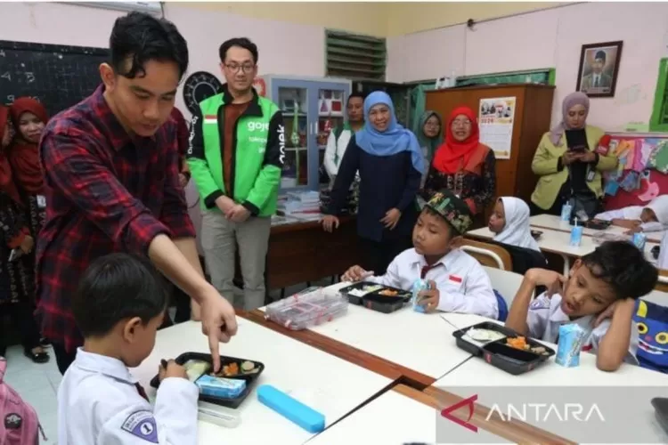 Wakil Presiden Republik Indonesia terpilih Gibran Rakabuming Raka memberikan makan siang gratis untuk siswa-siswi di SDN Klampis Ngasem III Surabaya, Kamis (1/8/2024).  (ANTARA/Moch Asim.)