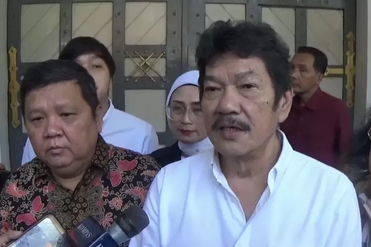 Kuasa hukum terpidana Roely Panggabean (kanan) saat memberikan keterangan di Lapas Kebon Waru, Kota Bandung, Jawa Barat, Senin (5/8/2024). ( ANTARA/Rubby Jovan)