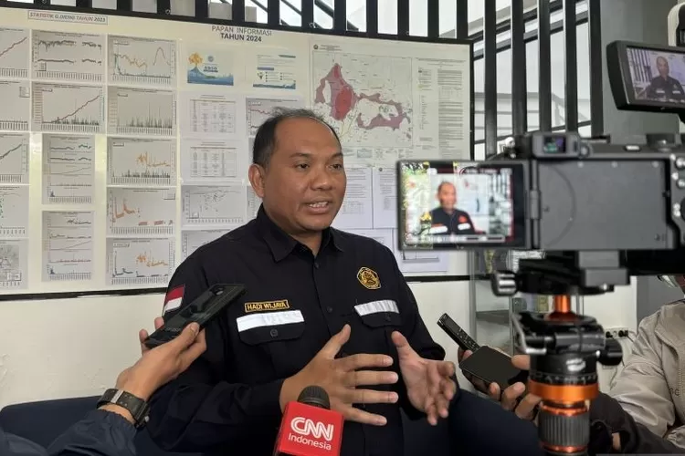 Kepala Pusat Vulkanologi dan Mitigasi Bencana Geologi (PVMBG) Priatin Hadi Wijaya saat memberikan keterangan di Bandung, Jawa Barat, Selasa (6/8/2024).  (ANTARA/Rubby Jovan)