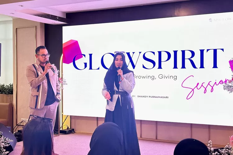 Shandy Purnamasari dan suami, Gilang W.  Pramana membuka acara launching Elite Glowbal di J99 Tower, Jakarta (Foto: dokumentasi MS Glow)