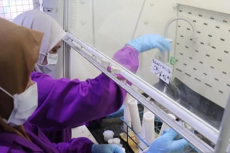 Dokumentasi - Petugas BPOM di Banda Aceh melakukan pengujian kandungan bahan berbahaya pada jajanan anak sekolah di Aceh.  (ANTARA/HO-BPOM Banda Aceh)