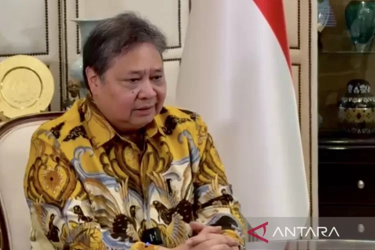 Tangkapan layar Airlangga Hartarto mengumumkan pengunduran dirinya sebagai Ketua Umum DPP Partai Golkar dalam sebuah video yang disiarkan Partai Golkar di Jakarta, Minggu (11/8/2024).  (ANTARA/Genta Tenri Mawangi)