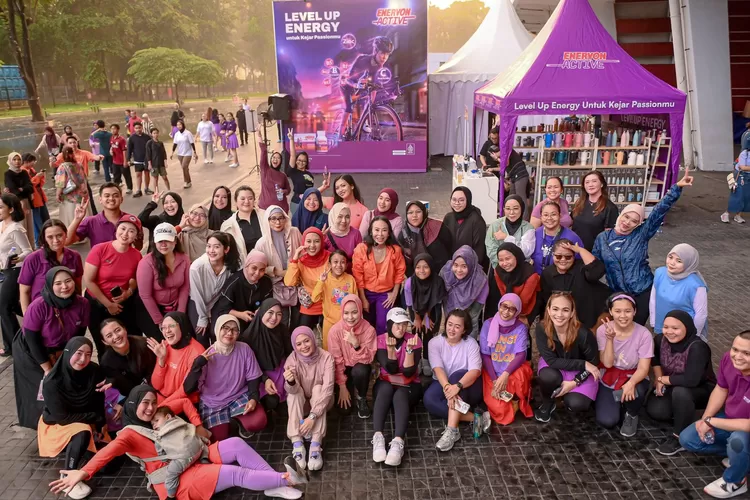 Sejumlah pengunjung dan komunitas mengikuti gerakan bersama Enervon Active dan Enervon Gold yang diadakan pada 28-30 Juni 2024 di booth Enervon di Gelora Bung Karno Jakarta.  (Foto: Dok. Istimewa)