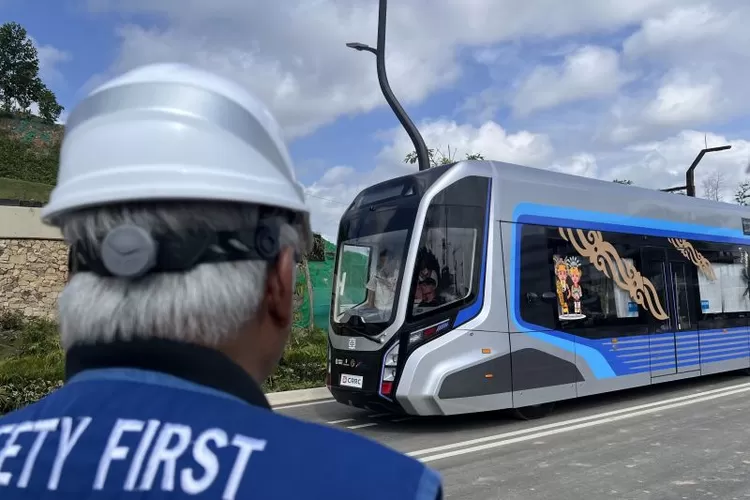 Menteri Pekerjaan Umum dan Perumahan Rakyat (PUPR) Basuki Hadimuljono meninjau operasional kereta otonom atau autonomous rail transit (ART) di Ibu Kota Nusantara, Penajam Paser Utara, Kalimantan Timur, Minggu (11/8/2024).  (ANTARA/Putu Indah Savitri )