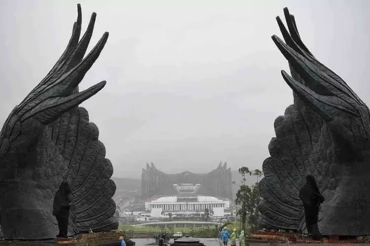 Sejumlah pekerja menyelesaikan pembangunan proyek Memorial Park di IKN, Penajam Paser Utara, Kalimantan Timur (Kaltim), Rabu (7/8/2024).  (ANTARA FOTO/M Risyal Hidayat)