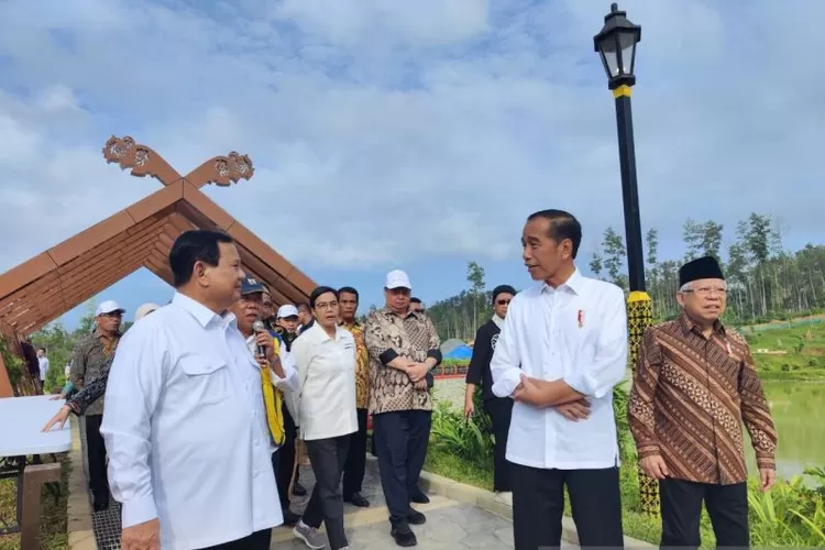 Menteri Pertahanan yang juga Presiden Terpilih Prabowo Subianto mendampingi Presiden Joko Widodo saat meninjau embung di Ibu Kota Nusantara, Kalimantan Timur, Senin (12/8/2024). ( ANTARA/Mentari Dwi Gayati)