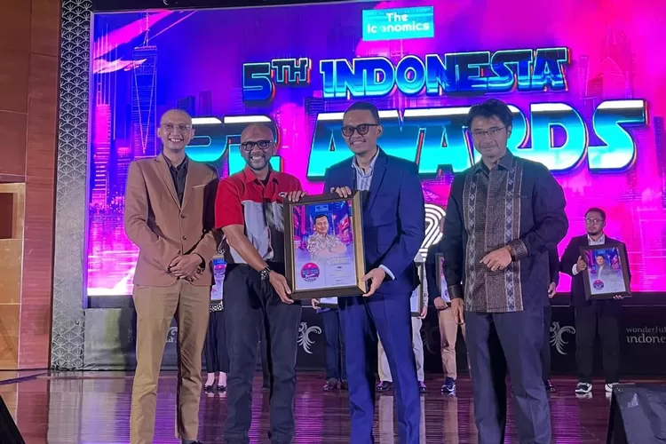 Marketing Project Senior Analyst JNE, Yance Arvan (dua dari kiri) mewakili penerimaan penghargaan 50 PR Person Awards 2024 dari The Iconomics.  (Foto: Dok. Istimewa)