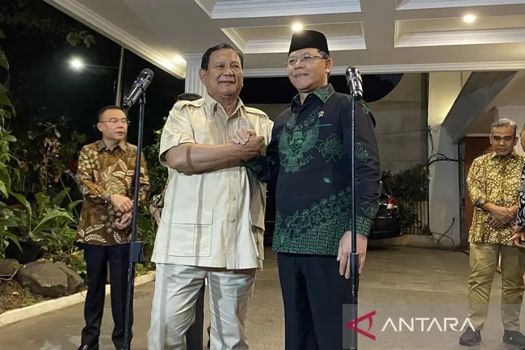 Ketua Umum Partai Gerindra Prabowo Subianto (kiri) berjabat tangan dengan Pelaksana Tugas Ketua Umum Partai Persatuan Pembangunan (PPP) Muhamad Mardiono (kanan) usai pertemuan di Jalan Kertanegara, Jakarta, Kamis (15/8/2024).  (ANTARA/Fath Putra Mulya)