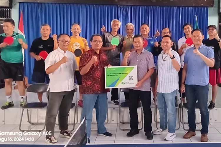 Kepala Kantor BPJS Ketenagakerjaan Yogyakarta Rudi Susanto menyerahkan secara simbolis Kartu BPJS Ketenagakerjaan kepada Ketua PWI DIY Hudono, Jumat (16/8/2024).  (Dok PWI DIY)