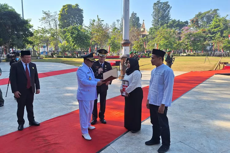 Remisi secara simbolis diserahkan Pj Walikota Salatiga, Yasip Khasani didampingi Karutan Salatiga, Redy Agian.  (Dok Humas Rutan Salatiga)