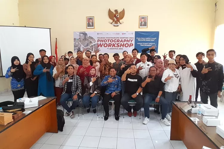 Foto bersam peserta Workshop Fotografi yang diadakan di aula kantor Dinas Pariwisata DIY (Dispar DIY)