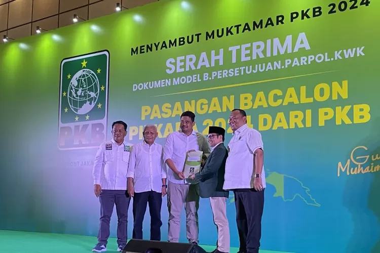 Ketua Umum DPP PKB Muhaimin Iskandar (dua kanan) menyerahkan dokumen B.1-KWK kepada Wali Kota Medan Bobby Nasution (tiga kanan) untuk maju di Pilkada Sumatera Utara 2024 di Jakarta, Minggu (18/8/2024).  (ANTARA/Fath Putra Mulya)
