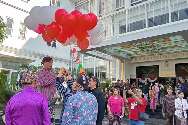 General Manager Royal Darmo Malioboro, Joko Paromo SPar melepas balon berhadiah menginap di hotel dalam rangka HUT ke-79 Kemerdekaan RI.  (Dok Royal Darmo Malioboro)
