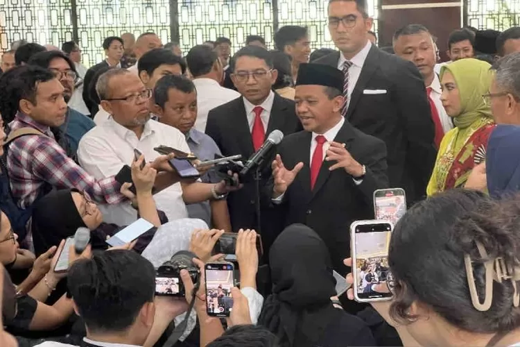 Menteri Energi dan Sumber Daya Mineral (ESDM) yang baru Bahlil Lahadalia memberi keterangan kepada awak media seusai Serah Terima Jabatan Menteri Energi dan Sumber Daya Mineral Kabinet Indonesia Maju Sisa Masa Jabatan Periode 2019-2024 di Jakarta, Senin (19/8/2024).  (ANTARA/Harianto )