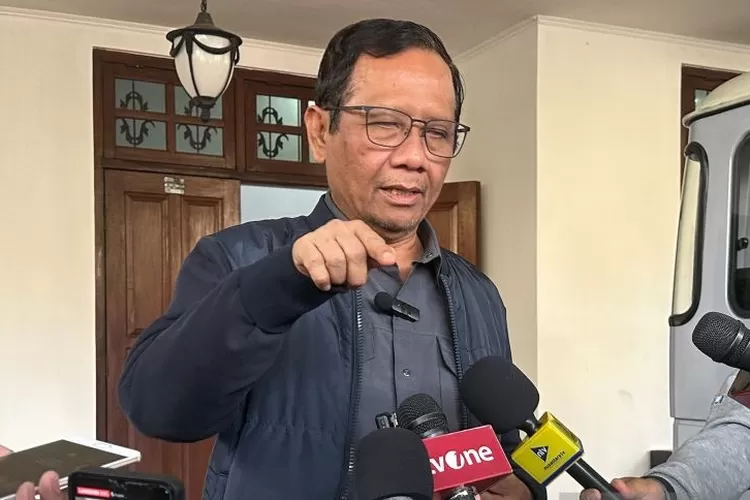 Mantan Ketua Mahkamah Konstitusi Mahfud Md saat memberikan keterangan pers di kawasan Senen, Jakarta, Selasa (20/8/2024).  (ANTARA/Rio Feisal)