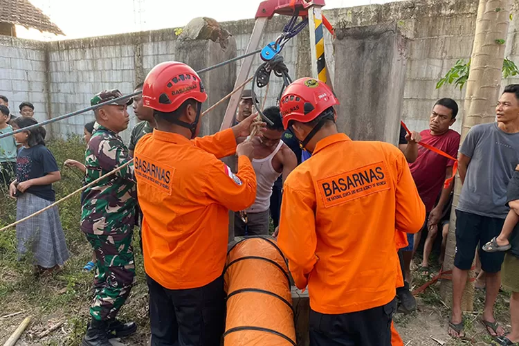 SAR Jepara evakuasi korban percobaan bunuh diri dari sumur.  (Dok SAR Semarang )