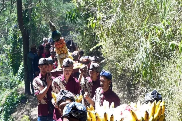 Sejumlah warga melakukan ritual sumber air Tuk Babon di Desa/Kecamatan Selo, Kabupaten Boyolali, Rabu (21/8/2024). ( ANTARA/Bambang Dwi Marwoto)