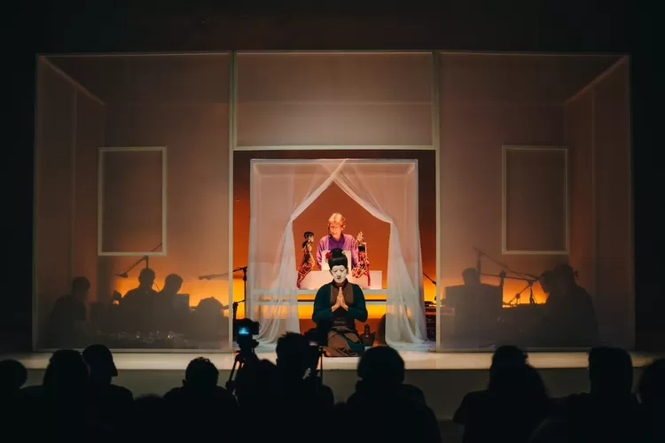 Pertunjukan Empat Puluh Malam dan Satunya Hujan di panggung ARTJOG 2024 yang didukung Bakti Budaya Djarum Foundation.  (Foto: Dok. Bakti Budaya Djarum Foundation)