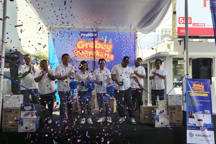 Pengguntingan pita menandai peresmian acara FIFGROUP Grebeg Cabang di Yogyakarta, Sabtu (24/8). Acara yang berlangsung di Kantor FIFGROUP Cabang Sleman II berlangsung hingga 26 Agustus 2024. (Foto: Dok. Istimewa)