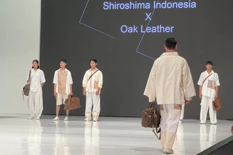 Sejumlah model membawakan karya Shiroshima Indonesia X Oak Leather pada Jogja Fashion Week Day 3, Sabtu (24/8).  (Foto: Dok. Istimewa)